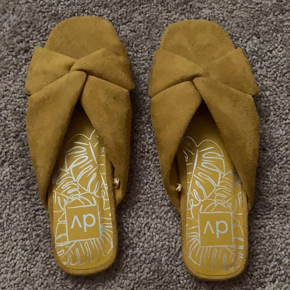 ADORABLE YELLOW SANDALS